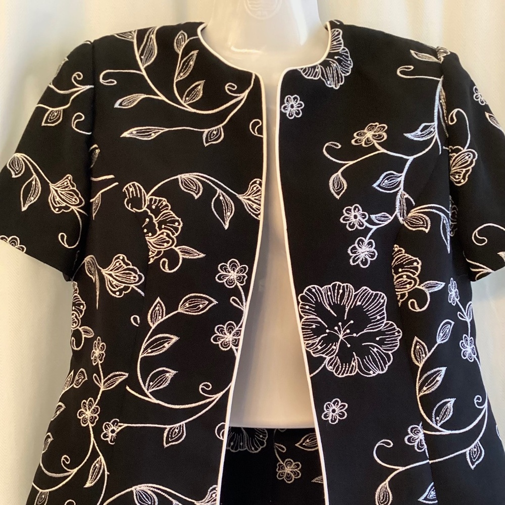 STUDIO I… Classy Open Front Jacket!  Size 8P
